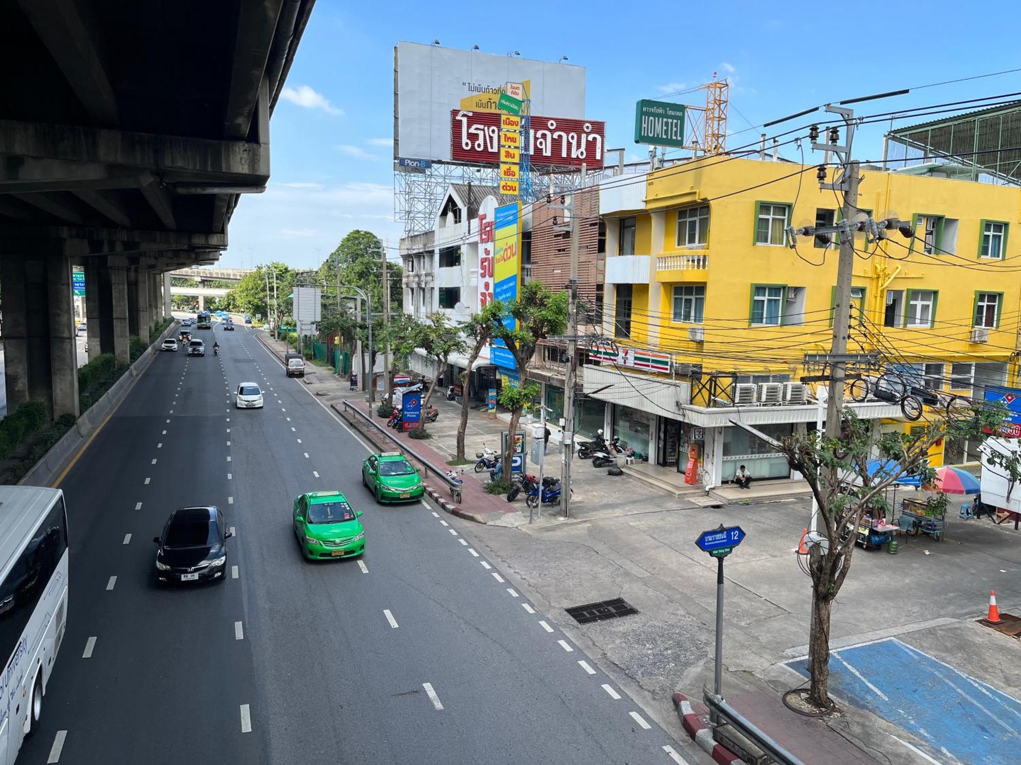 Dao Jaras Fah Hometel ดาวจรัสฟ้าโฮมเทล Bangkok Extérieur photo